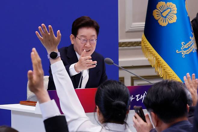 이재명 대통령이 8일 청와대에서 열린 취임 1주년 기자회견에서 취재진의 질문을 받고 있다. 청와대사진기지단