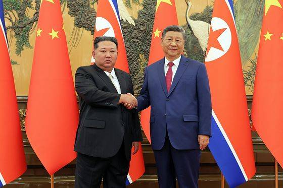 지난해 9월 4일 김정은 북한 국무위원장이 베이징 인민대회당에서 시진핑 국가주석과 회담을 앞두고 기념촬영을 하는 모습. 노동신문, 뉴스1