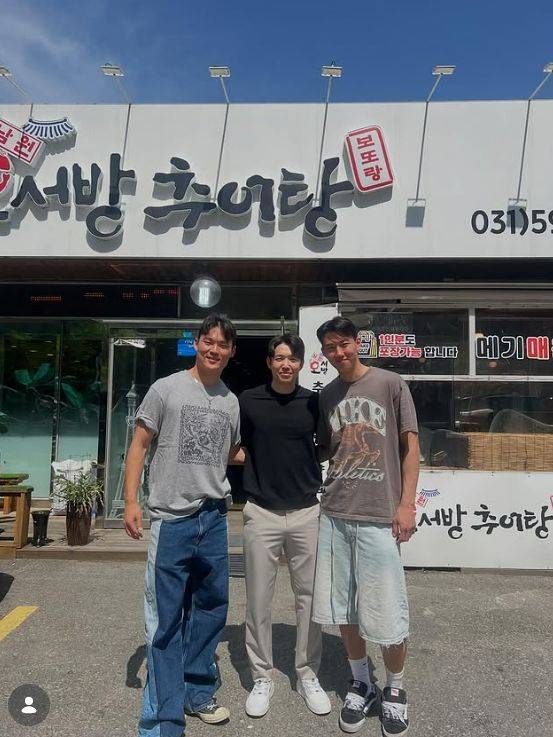 오현규(왼쪽)는 월드컵 출국 전날에도 대표팀 동료 이한범, 에이전트 김홍근 대표와 함께 추어탕 한 그릇을 바닥까지 비워냈다.