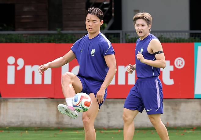 축구대표팀 단짝 오현규(왼쪽)과 이강인이 과달라하라에서 함께 훈련하고 있다. 강정현 기자