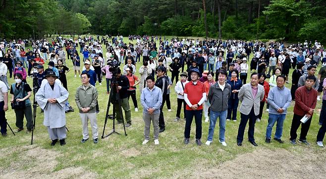 ▲ 퇴우 정념 스님과 경민현 강원도민일보 사장, 유상범 국회의원, 심재국 평창군수 등 참석 내빈들과 탐방객들이 오대산 자연명상마을에 운집했다. 방도겸 기자