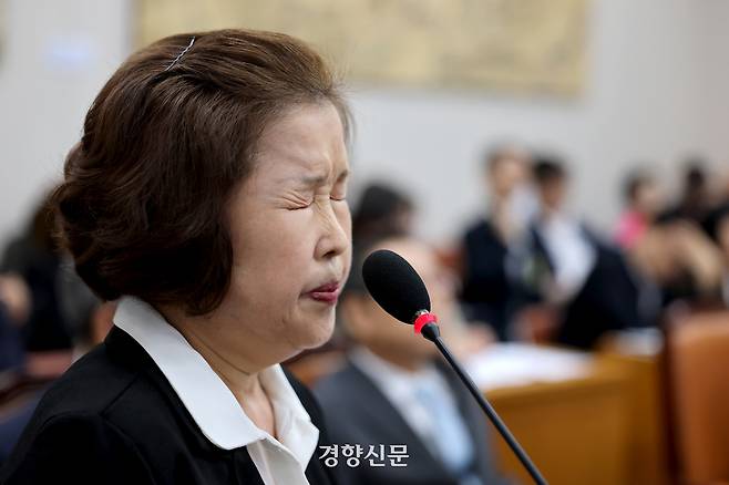 손효숙 리박스쿨 대표가 지난해 7월10일 국회 교육위에서 열린 리박스쿨 청문회에서 의원들의 추궁을 받자 눈을 질끔 감고 있다. 박민규 선임기자