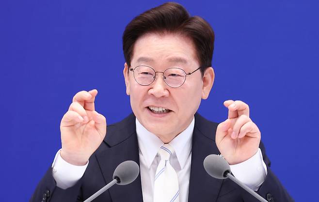 이재명 대통령이 8일 청와대 영빈관에서 열린 취임 1주년 기자회견에서 기자들 질문에 답하고 있다. 연합뉴스