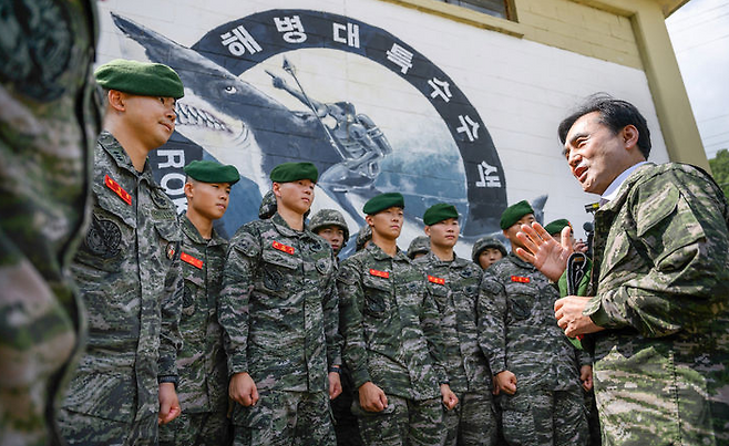 안규백 국방부 장관이 지난해 8월27일 해병대 특수수색대대를 방문해 장병들을 격려하고 있다. 국방부 제공