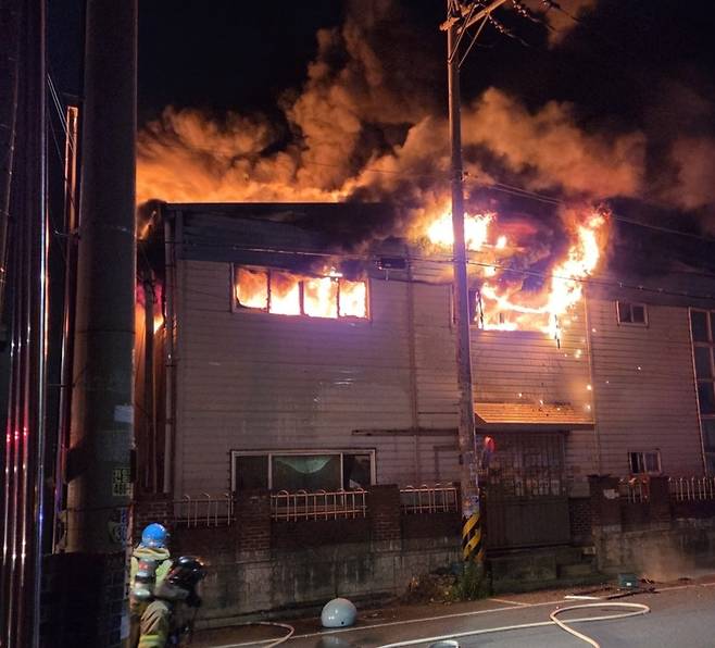 지난 7일 오후 9시5분께 안산시 단원구 성곡동 소재 종이상자 제조 공장에서 화재가 발생했다. 경기도소방재난본부 제공