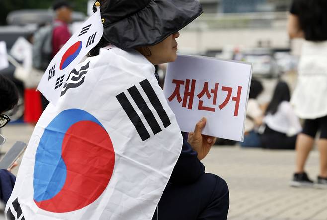 제9회 전국동시지방선거 투표용지 부족 사태에 항의하며 개표소 봉쇄 시위를 이어가는 시민들이 8일 서울 송파구 올림픽공원 핸드볼경기장에 설치된 개표소 앞에서 재선거를 요구하고 있다. /사진=뉴시스.