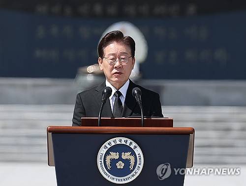 이재명 대통령, 현충일 추념사 (서울=연합뉴스) 김도훈 기자 = 이재명 대통령이 6일 서울 동작구 국립서울현충원에서 열린 제71회 현충일 추념식에서 추념사를 하고 있다. 2026.6.6 superdoo82@yna.co.kr