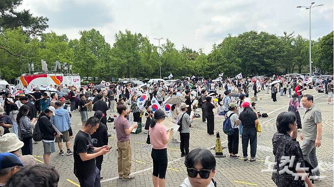 8일 오전 서울 송파구 핸드볼 경기장 앞에 사람들이 모여 "부정선거 재선거" 구호를 외치고 있다. 박인 기자