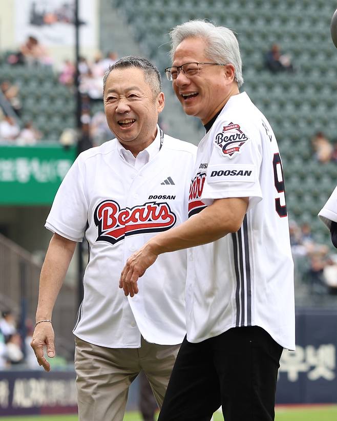 젠슨 황 엔비디아 최고경영자(CEO)가 7일 서울 잠실야구장에서 열린 2026 KBO리그 키움 히어로즈와 두산 베어스의 경기 시작 전 시구를 마친 뒤 시타자로 나선 박정원 두산그룹 회장과 미소를 지으며 인사를 나누고 있다. 사진공동취재단·연합뉴스