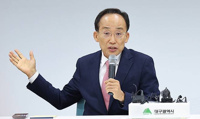 추경호 대구시장 당선인이 8일 대구 동구 대구콘텐츠센터에서 대구시장직 인수위원회 기자 간담회에 앞서 발언하고 있다. 대구=연합뉴스