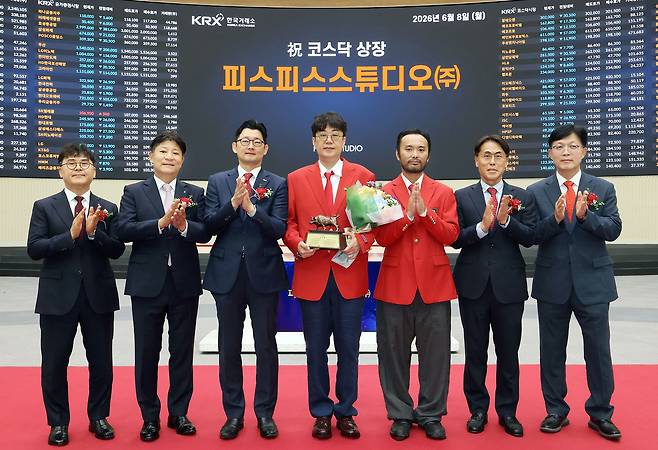 8일 오전 서울 영등포구 한국거래소에서 열린 피스피스스튜디오 코스닥시장 상장기념식에서 상장기념패 전달 후 이종민 한국IR협의회 상무(왼쪽부터), 김형진 NH투자증권 IB사업부 대표, 최지우 한국거래소 코스닥시장본부장보, 서승완 피스피스스튜디오(주) 대표이사, 박화목 피스피스스튜디오(주) 대표이사, 성주완 미래에셋증권 부사장, 안승근 코스닥협회 부회장이 기념촬영을 하고 있다. 한국거래소