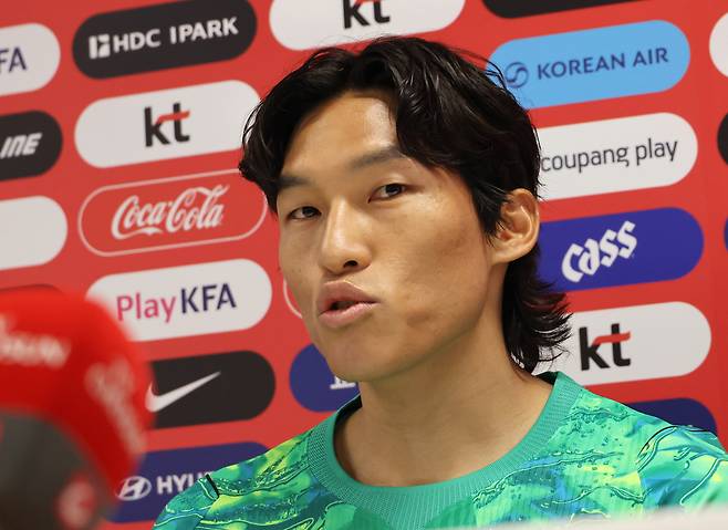 축구 대표팀 골키퍼 김승규가 7일(현지 시간) 멕시코 과달라하라 인근 사포판의 치바스 바예 베르데에서 진행된 기자회견에서 취재진 질문에 답하고 있다. 연합뉴스