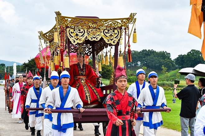 경주 첨성대 일원에서 재현된 '신라 선덕여왕 행차'에서 선덕여왕이 보연(寶輦)에 올라 행렬을 이끌고 있다. ⓒ경주시 제공