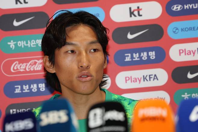 축구국가대표팀 골키퍼 김승규가 8일(한국시간) 멕시코 할리스코주 사포판 치바스 바예 베르데에서 열린 기자회견서 취재진의 질문에 답하고 있다. 사포판|뉴시스