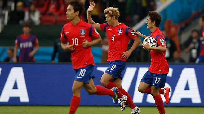 ▲ 손흥민(가운데)이 처음 월드컵 무대에 선 건 2014년 브라질 대회였다. 당시 금발 머리에 등번호 9번을 달고 나선 22살 유망주는 지금의 ‘캡틴 손’과는 사뭇 다른 모습이었다. 한국은 벨기에, 알제리, 러시아와 한 조에 묶여 1무 2패로 탈락했지만 손흥민은 세계 무대에서의 가능성을 풍부히 증명했다. ⓒ ESPN