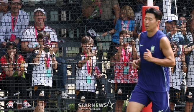 멕시코 관중들이 6일 오후 3시부터 4시 30분 경(현지시간)까지 멕시코 과달라하라의 베이스캠프 훈련장 치바스 바예 베르데에서 진행된 국제축구연맹(FIFA) 주관 커뮤니티 트레이닝 중 손흥민을 촬영하고 있다. /사진=김진경 대기자