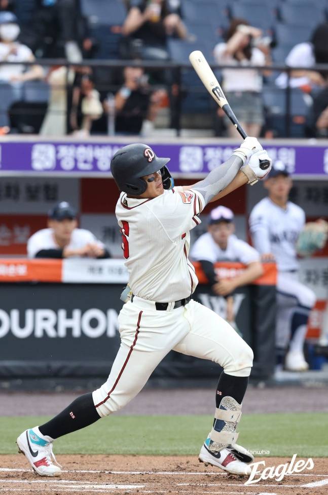 덕수고 엄준상이 8일 대전한화생명볼파크에서 열린 제4회 한화이글스배 고교-대학 올스타전에서 안타를 치고 있다. /사진=한화 이글스 제공