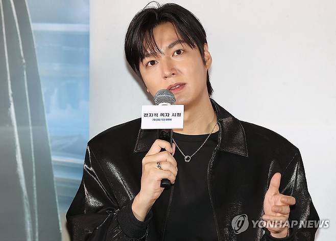 질문에 답하는 이민호 (서울=연합뉴스) 이재희 기자 = 배우 이민호가 15일 서울 강남구 메가박스 코엑스점에서 열린 영화 '전지적 독자 시점' 시사 간담회에서 질문에 답하고 있다. 2025.7.15 scape@yna.co.kr