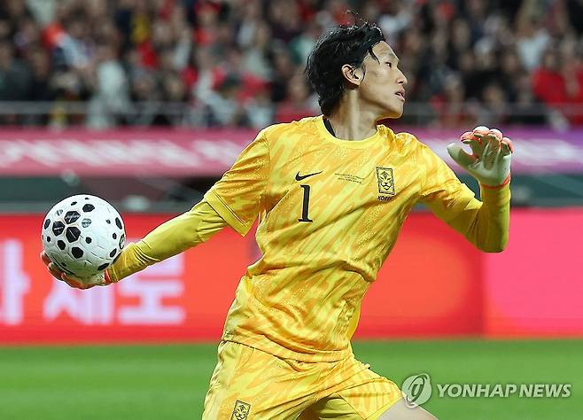 역시 거미손 김승규 (서울=연합뉴스) 이동해 기자 = 14일 서울 마포구 서울월드컵경기장에서 열린 한국과 파라과이 축구 대표팀의 친선경기.
골키퍼 김승규가 선방한 뒤 전방에 공을 연결하며 역습을 시도하고 있다. 2025.10.14 eastsea@yna.co.kr