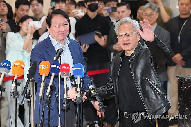 브리핑 마치고 악수하는 젠슨 황-최태원 (서울=연합뉴스) 서대연 기자 = 젠슨 황 엔비디아 최고경영자(CEO)가 8일 서울 종로구 SK서린빌딩에서 최태원 SK그룹 회장과 만나 브리핑을 한 뒤 악수하고 있다. 2026.6.8 dwise@yna.co.kr