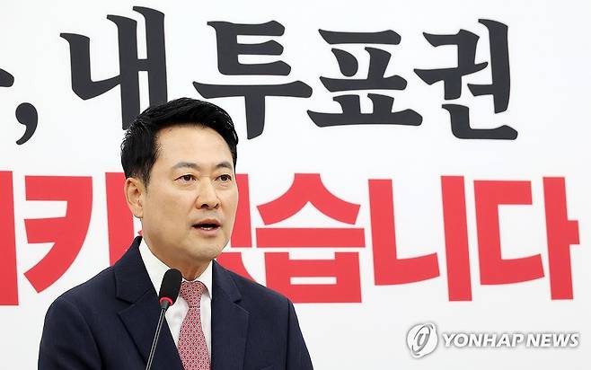 기자회견 하는 장동혁 대표 (서울=연합뉴스) 이동해 기자 = 국민의힘 장동혁 대표가 8일 국회에서 이재명 대통령의 취임 1년 기자회견과 관련한 입장을 밝히고 있다. 2026.6.8 eastsea@yna.co.kr