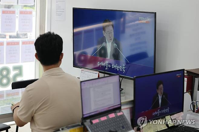 부동산중개업소에 흘러나오는 이재명 대통령 1주년 기자회견 (서울=연합뉴스) 서대연 기자 = 8일 서울 강남구 강남아이파크 부동산에서 이재명 대통령 1주년 기자회견 중계방송이 흘러나오고 있다. 2026.6.8 dwise@yna.co.kr