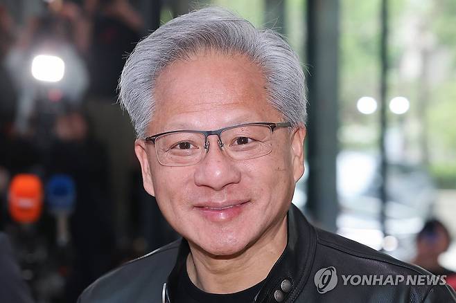 SK 본사 찾은 젠슨 황 (서울=연합뉴스) 서대연 기자 = 젠슨 황 엔비디아 최고경영자(CEO)가 8일 최태원 SK그룹 회장과 만나기 위해 서울 종로구 SK서린빌딩에 도착하고 있다. 2026.6.8 dwise@yna.co.kr