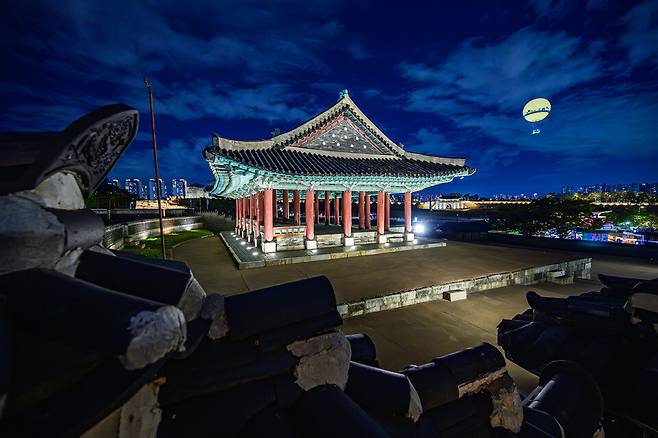▲ 수원화성의 야경을 한눈에 볼 수 있는 이색 탈거리 플라잉수원이 하늘에 떠 있다. /사진제공=수원특례시