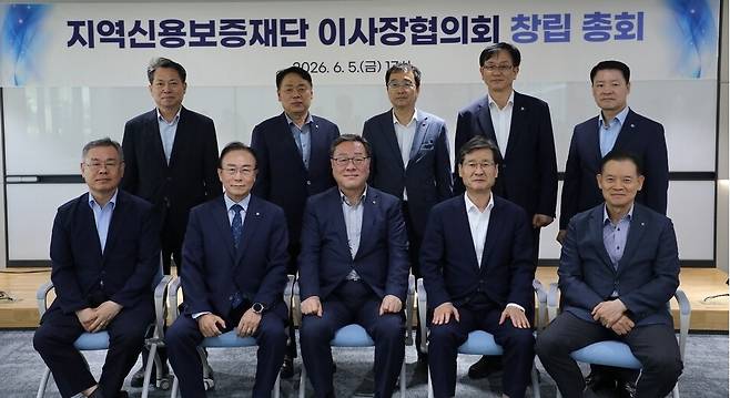▲ 전국 신용보증재단 이사장들이 지난 5일 이사장협의회 창립 총회를 열고 기념 사진을 찍고 있다. /사진제공=경기신용보증재단