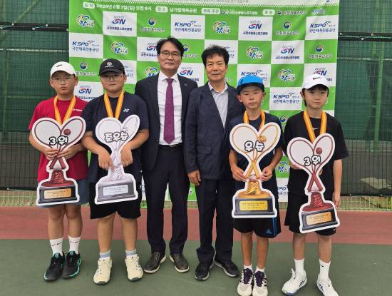 서진주공공스포츠클럽 손영진·강옥춘 부회장이 시상식 후 12세부 1~3위 수상자들과 기념촬영을 하고 있다.