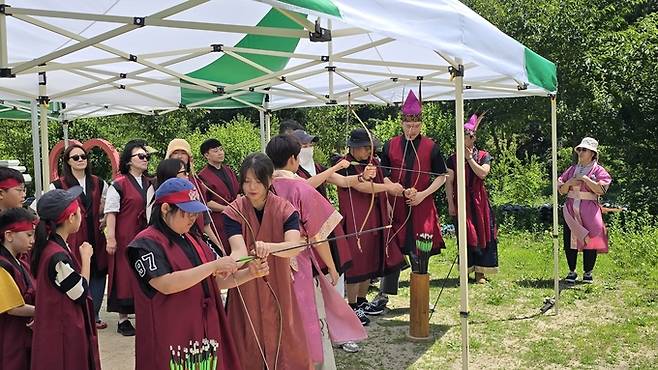 ▲ 경주 문화유산보존활용센터가 지난 6일 경주 서악동 일원에서 운영한 '생생국가유산 - 화랑이 깃든 서악마을' 프로그램 참가자들이 국궁 체험을 하고 있다. 신라문화원