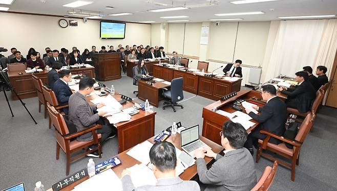 12대 제주도의회 환경도시위원회가 안건을 심의하고 있는 모습.