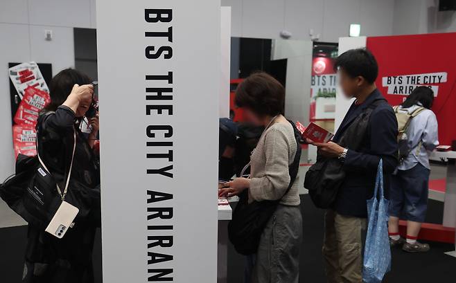 8일 부산 동구 부산역 부산유라시아플랫폼에 마련된 'BTS THE CITY 아리랑 부산 웰컴센터'를 찾은 외국인 관광객들이 BTS 음악을 즐기고 있다. 방탄소년단(BTS) 부산 공연을 앞두고 21일까지 운영되는 이곳은 방문객에게 부산 주요 관광지와 교통, 맛집, 축제, 체험 콘텐츠 등 부산관광 안내와 함께 공연·행사 정보를 제공하고, 짐캐리 연계 짐보관·배송 서비스를 운영한다. (뉴시스)