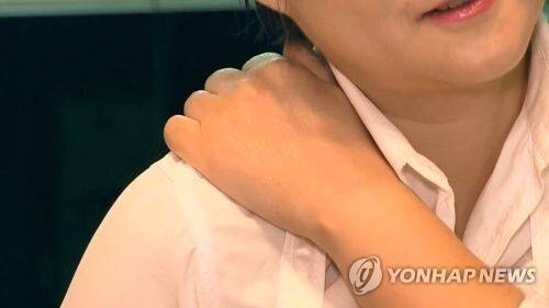 어깨 통증을 느끼는 환자의 모습. /연합뉴스