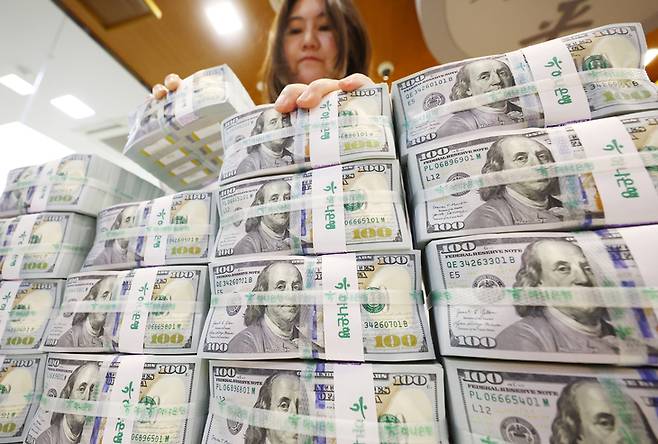 ▲올해 1분기 실질 GDP는 전 분기보다 1.8% 증가했다. 지난 4월 공개된 속보치(1.7%)보다 0.1%포인트 상향 조정된 수치다. 사진은 은행 직원이 달러화를 정리하는 모습.