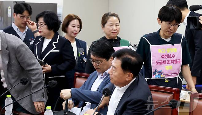 9일 세종시 정부세종청사 최저임금위원회에서 열린 2027년도 최저임금위원회 4차 전원회의에 근로자위원들이 '특고·플랫폼 적정보수, 도급제 최저임금 쟁취' 문구를 착용하고 회의에 임하고 있다. 2026.6.9 ⓒ 뉴스1 김기남 기자