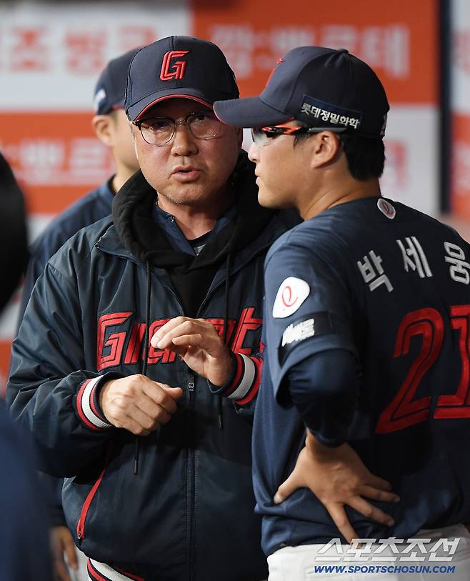 12일 서울 고척스카이돔에서 열린 롯데-키움전. 6회까지 2실점으로 호투한 박세웅에게 김상진 코치가 조언하고 있다. 고척=정재근 기자 cjg@sportschosun.com/2026.4.12/