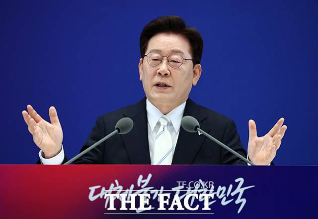 이재명 대통령이 8일 취임 1주년 기자회견에서 부동산 세제 개편을 예고했다. /뉴시스