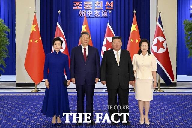 북한은 9일 김정은 국무위원장과 시진핑 중국 국가주석이 정상회담을 통해 북중 관계 발전의 새로운 장을 열어나가기로 합의했다고 밝혔다. 사진은 왼쪽부터 펑리위안 여사, 시 주석, 김 위원장, 리설주 여사. /뉴시스. 신화통신