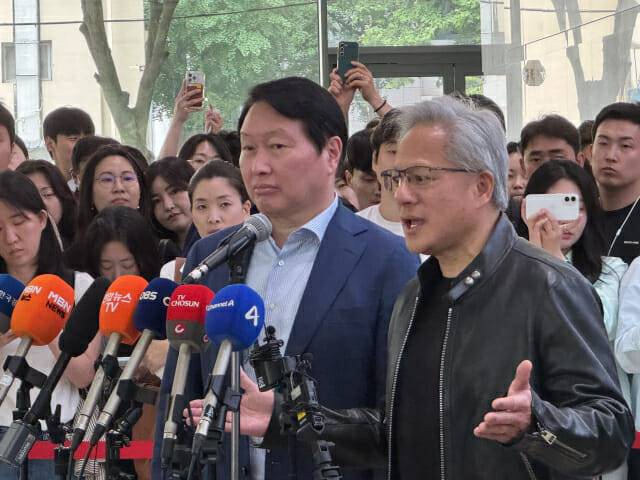 최태원 SK그룹 회장(왼쪽)과 젠슨 황 엔비디아 CEO(오른쪽)가 8일 SK서린빌딩 로비에서 간담회를 진행 중이다.(사진=공동취재단)
