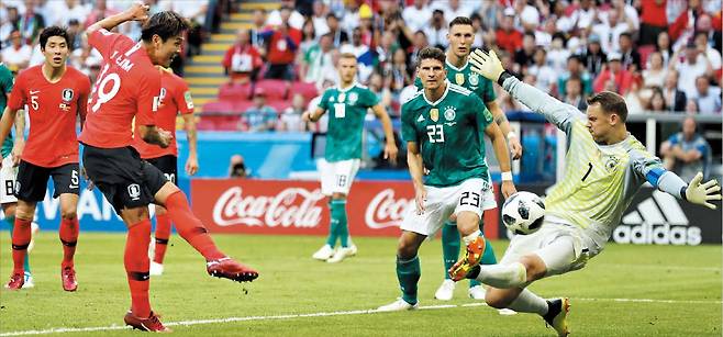 2018년 독일戰 기적도 세트피스 2018 러시아 월드컵 조별리그 독일전에서 김영권이 슛을 하고 있다. 손흥민의 코너킥을 토니 크로스가 건드려 방향이 바뀐 공을 김영권이 밀어 넣어 골망을 갈랐다. /오종찬 기자