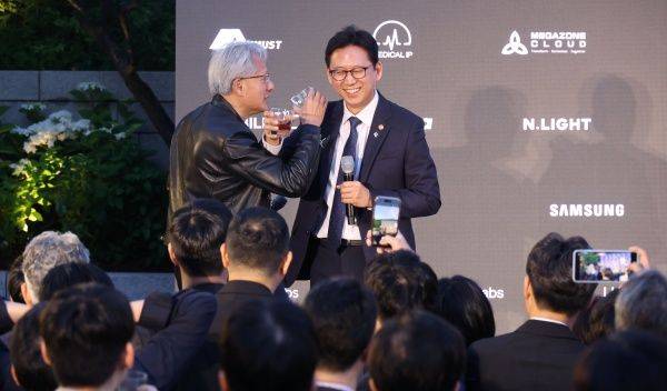 배경훈 부총리와 러브샷하는 황 CEO.ⓒ뉴시스