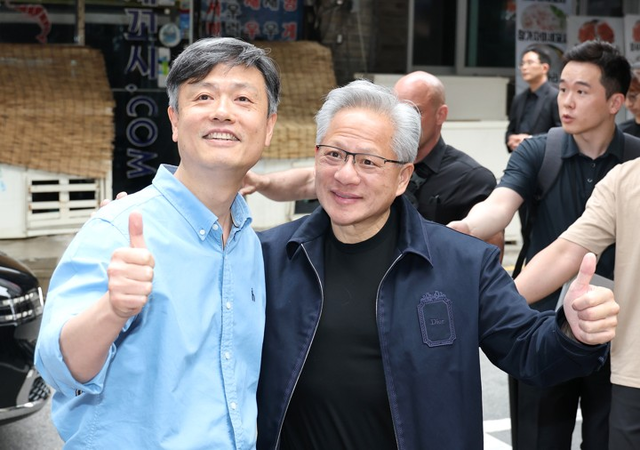 젠슨 황(오른쪽) 엔비디아 CEO와 장병규 크래프톤 의장이 7일 서울 논현동 옵티멈존 PC까페 신논현역점 앞에서 엄지척을 하고 있다. 연합뉴스