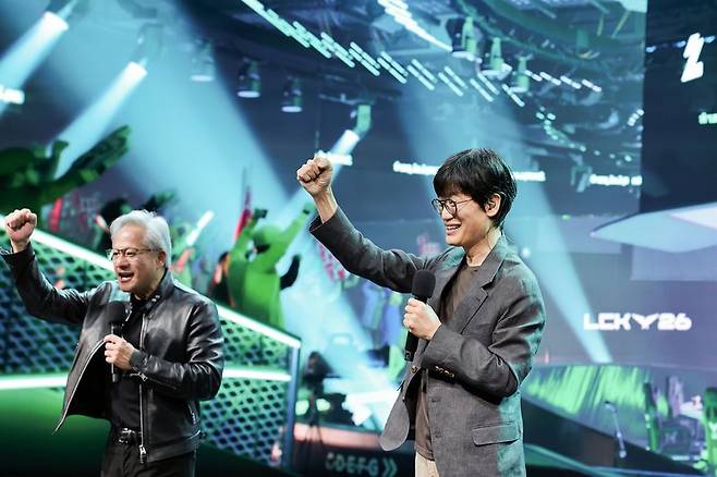 젠슨 황 엔비디아 최고경영자(CEO, 왼쪽)와 이해진 네이버 이사회 의장이 8일 경기 성남시 분당구 네이버 사옥 1784에서 직원들에게 인사하고 있다. 네이버 제공