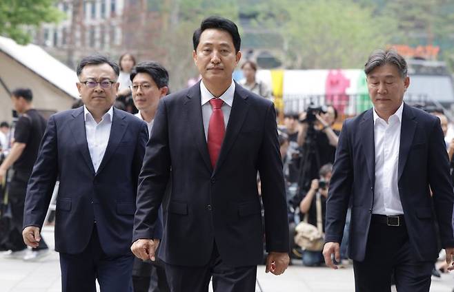오세훈 서울시장이 지난 4일 서울시청 정문에서 감사인사를 마친 뒤 시청 로비로 향하고 있다. 뉴스1