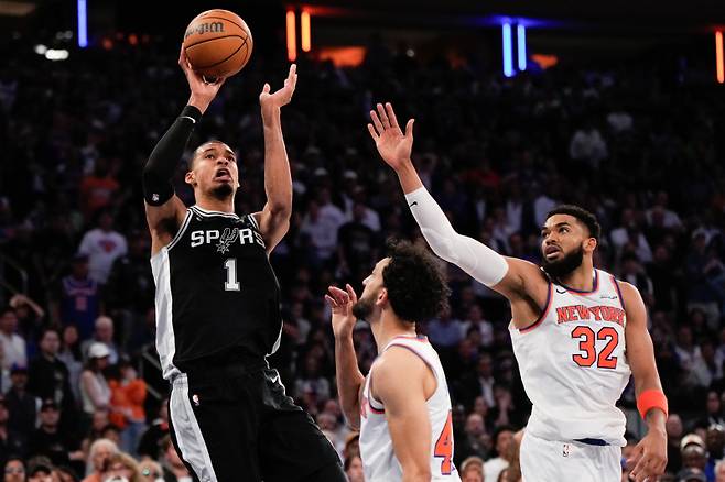 <yonhap photo-3355=""> San Antonio Spurs forward Victor Wembanyama (1) shoots over New York Knicks center Karl-Anthony Towns (32) during second half of Game 3 of the NBA Finals basketball series, Monday, June 8, 2026, in New York. (AP Photo/Ross D. Franklin)/2026-06-09 12:48:00/ <저작권자 ⓒ 1980~2026 ㈜연합뉴스. 무단 전재 재배포 금지, AI 학습 및 활용 금지></yonhap>