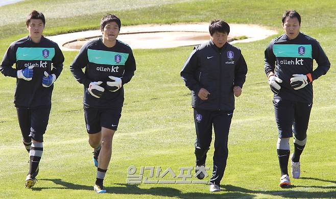 2010 남아공 월드컵 당시 훈련을 소화 중인 골키퍼 김영광(왼쪽부터), 정성룡, 김현태 코치, 이운재. 사진=IS포토