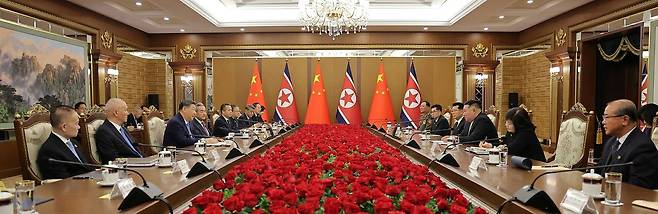 김정은 북한 국무위원장과 시진핑 중국 국가주석이 8일 평양 금수관 영빈관에서 정상회담을 진행하는 모습. 노동신문, 뉴스1