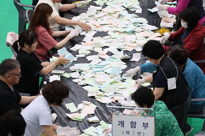 제9회 전국동시지방선거일인 3일 제주 서귀포시 남원읍 공천포전지훈련센터 다목적체육관에 마련된 서귀포시선관위 개표소에서 개표 작업이 진행되고 있다. 연합뉴스