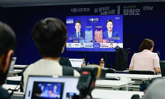 4일 오전 제9회 전국동시지방선거 정원오 더불어민주당 서울시장 후보, 오세훈 국민의힘 서울시장 후보 개표가 중계되고 있다. 장진영 기자.